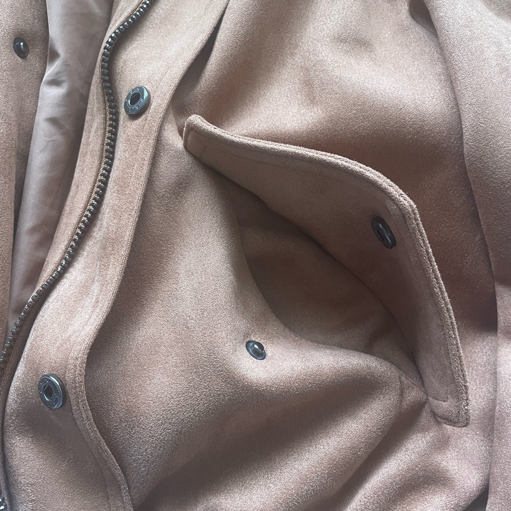 Lioness Kenny Bomber! - Picture 4 of 9